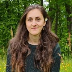 Portraitbild von Veronika Vasilica im Grünen